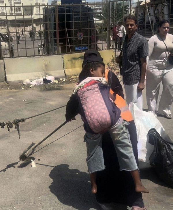 عاملة نظافة تحمل ابنها المصاب في التجمع قصة أم لا تتوقف عن العمل عاملة نظافة تحمل ابنها المصاب في التجمع قصة أم لا تتوقف عن العمل