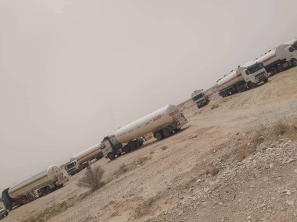 رفع القطاع القبلي في شبوة وانفراج جزئي لأزمة الوقود بوصول شحنات من مأرب رفع القطاع القبلي في شبوة وانفراج جزئي لأزمة الوقود بوصول شحنات من مأرب