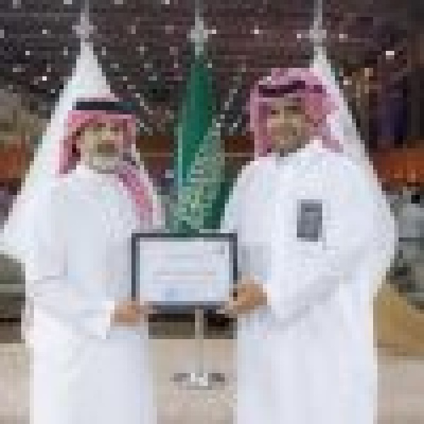 المركز الوطني للصقور يكر م ثلاثة مواطنين لمساهمتهم في برنامج هدد