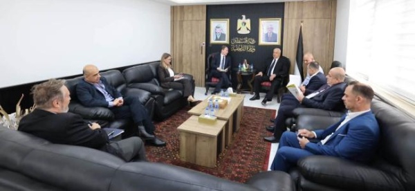 وزير الداخلية يبحث مع مدير مكتب مكافحة المخدرات وإنفاذ القانون inl تعزيز التعاون في دعم قطاع الأمن وزير الداخلية يبحث مع مدير مكتب مكافحة المخدرات وإنفاذ القانون inl تعزيز التعاون في دعم قطاع الأمن