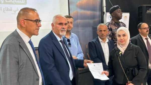 بحضور أكثر من 500 مزارع وزير الزراعة يسلم منح ويطلق مشاريع زراعية في دورا وبلداتها والظاهرية والرماضين بحضور أكثر من 500 مزارع وزير الزراعة يسلم منح ويطلق مشاريع زراعية في دورا وبلداتها والظاهرية والرماضين