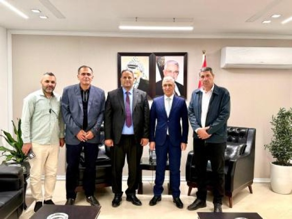 الوزير قنديل يبحث مع بلدية الظاهرية تداعيات الاغلاقات على المدينة وسبل التخفيف من آثاره على المواطنين الوزير قنديل يبحث مع بلدية الظاهرية تداعيات الاغلاقات على المدينة وسبل التخفيف من آثاره على المواطنين