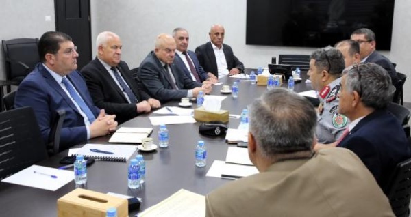 اجتماع حكومي يبحث آليات معالجة ملف المشاطب وتعزيز الرقابة المشتركة اجتماع حكومي يبحث آليات معالجة ملف المشاطب وتعزيز الرقابة المشتركة