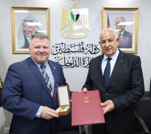 باسم الرئيس وزير الداخلية يمنح العميد جيسون لانجليه ميدالية الخدمة الممتازة صور