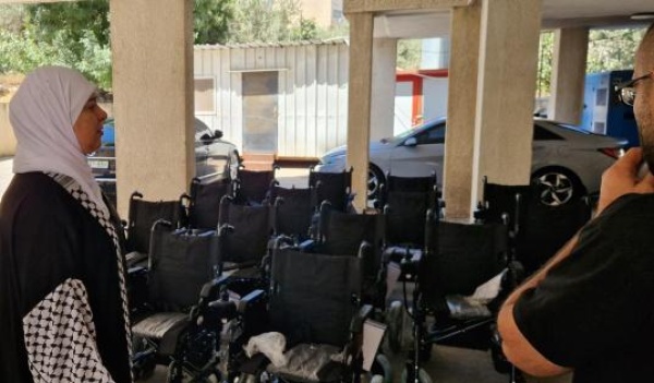 غنام تسلم عشرات الكراسي الكهربائية لمستحقيها وتؤكد دعم ذوي الهمم أولوية