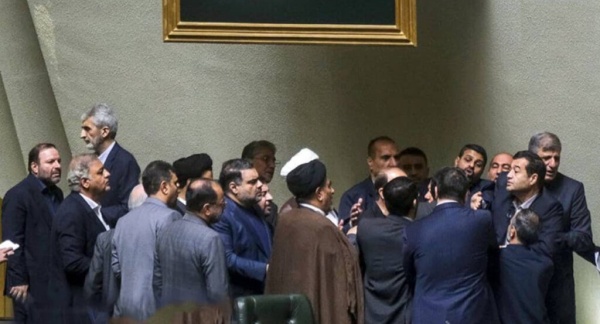 انقسام استراتيجي يعصف بأروقة الحكم في طهران مع تصاعد الضغوط الاقتصادية وشبح الحرب انقسام استراتيجي يعصف بأروقة الحكم في طهران مع تصاعد الضغوط الاقتصادية وشبح الحرب