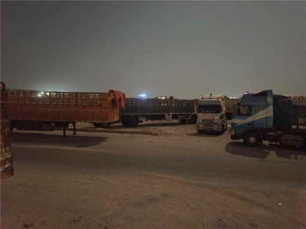 سائقو النقل في ميناء المكلا يستغيثون بمحافظ حضرموت منع من العمل واتهامات باحتكار النقل