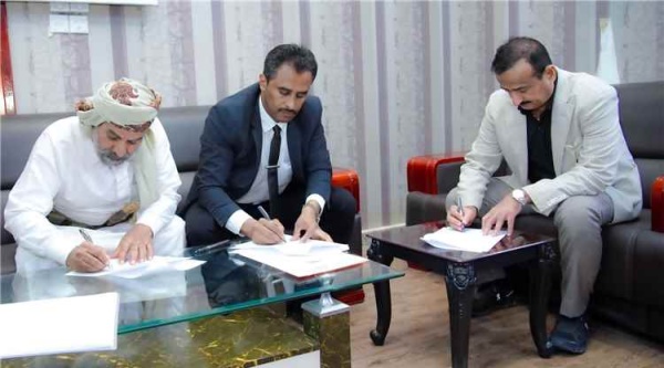المحافظ بن الوزير يصادق على عقد مشروع تأهيل وتوسعة الشارع الرئيسي بمدينة عزان المحافظ بن الوزير يصادق على عقد مشروع تأهيل وتوسعة الشارع الرئيسي بمدينة عزان