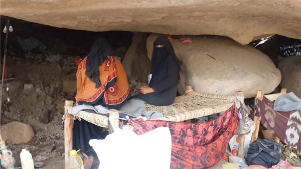 التصعيد الحوثي يجبر 104 أسر على النزوح من جبل دباس في حيس التصعيد الحوثي يجبر 104 أسر على النزوح من جبل دباس في حيس