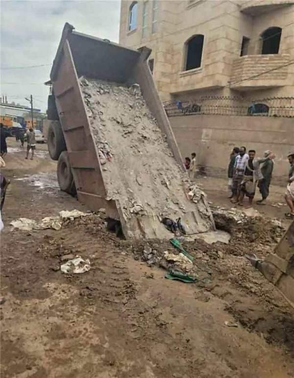 وفاة سائق وطفل وإصابة آخر إثر سقوط شاحنة في بيارة صرف صحي بصنعاء وفاة سائق وطفل وإصابة آخر إثر سقوط شاحنة في بيارة صرف صحي بصنعاء