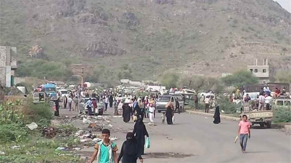 مسافرون إعادة فتح طريق المدينة الضباب تعز أمام المركبات في الاتجاهين مسافرون إعادة فتح طريق المدينة الضباب تعز أمام المركبات في الاتجاهين