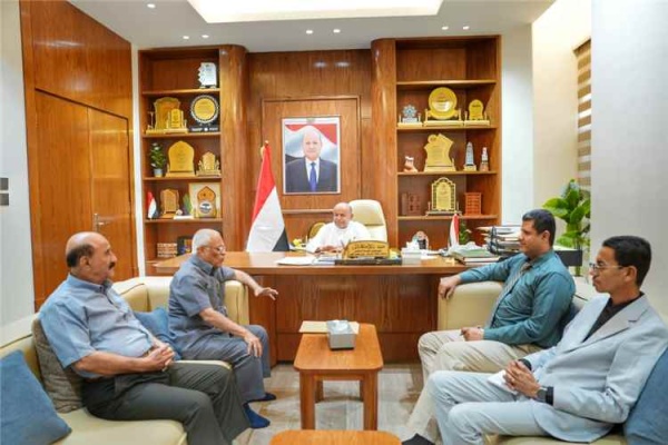 الخنبشي يناقش مشاريع الطرق وتعزيز خدمة الكهرباء في حضرموت الخنبشي يناقش مشاريع الطرق وتعزيز خدمة الكهرباء في حضرموت