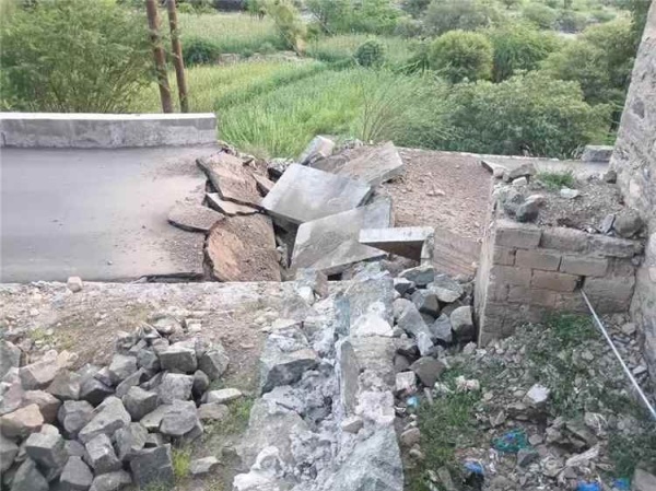 تعز تتعرض لهجوم حوثي من جميع الاتجاهات هو الأعنف وإغلاق مفاجئ لـطريق هيجة العبد تعز تتعرض لهجوم حوثي من جميع الاتجاهات هو الأعنف وإغلاق مفاجئ لـطريق هيجة العبد