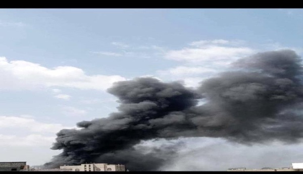 قصف حوثي يستهدف مصنعا للإسفنج بتعز ويشعل فيه النيران