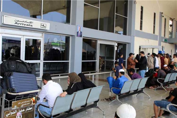 عاجل الحوثيون يهددون باستهداف مطار عدن الدولي ويطالبون بإخلائه فورا