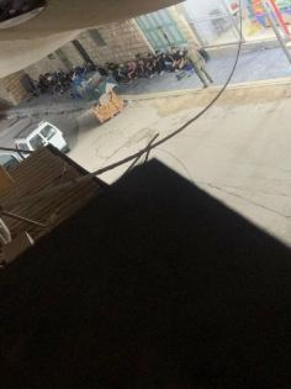 قوات الاحتلال تعتقل مواطنين وتحتجز آخرين في الخليل قوات الاحتلال تعتقل مواطنين وتحتجز آخرين في الخليل
