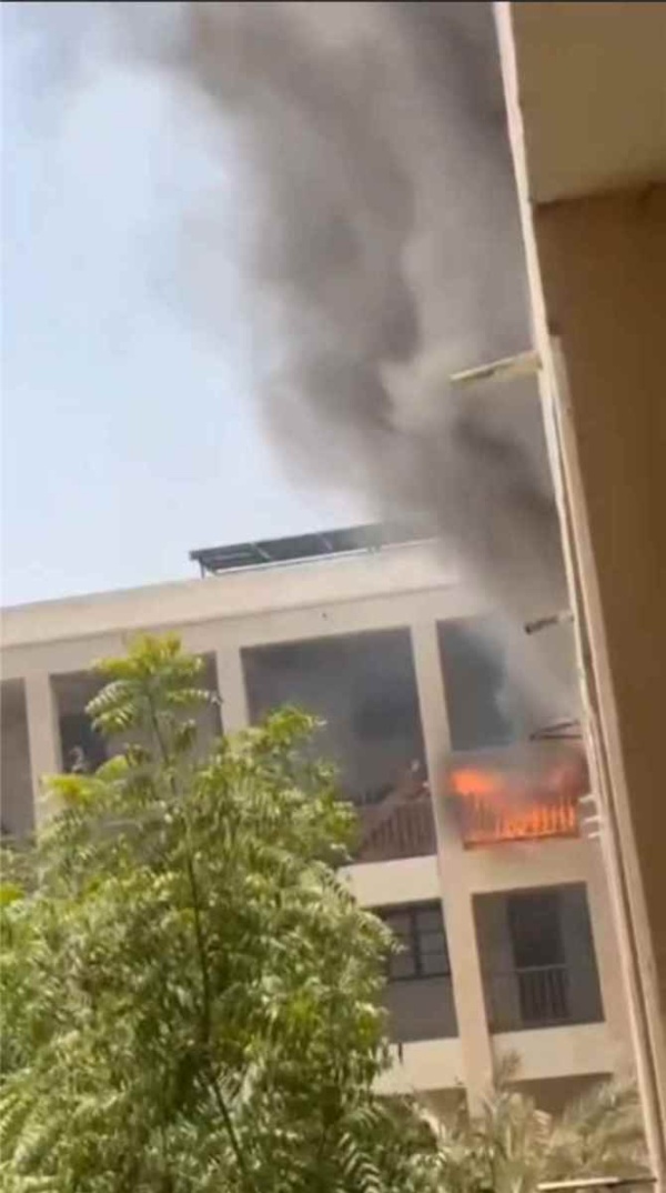 اندلاع حريق هائل في كلية الحاسوب بعدن اندلاع حريق هائل في كلية الحاسوب بعدن