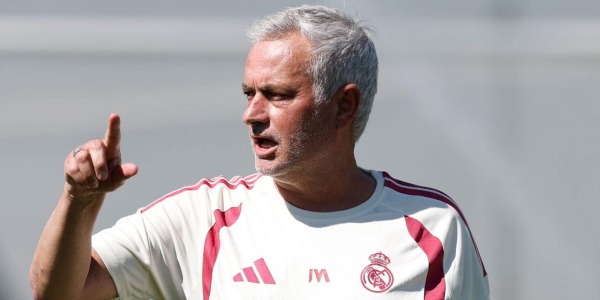أول الراحلين عن ريال مدريد بعد مستواه السيئ في مباراة ألكوركون