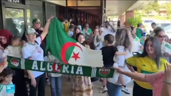 الجزائر ضد الأرجنتين جماهير الخضر تصنع الحدث استعدادا للنزال الكروي في مونديال 2026 الجزائر ضد الأرجنتين جماهير الخضر تصنع الحدث استعدادا للنزال الكروي في مونديال 2026