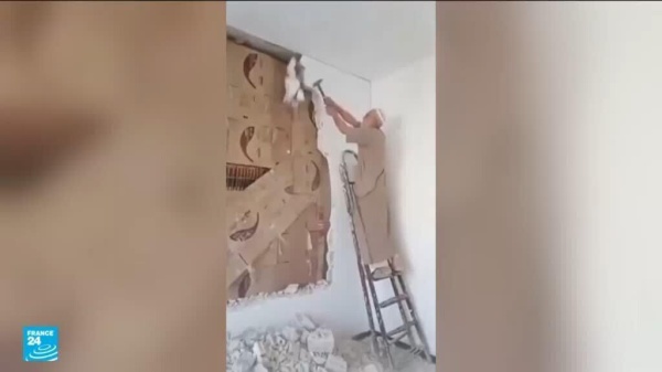 بعد أكثر من عقد من النزوح سوري يعود إلى حمص ليكشف مكتبة سرية أخفاها خلف جدار هربا من القمع