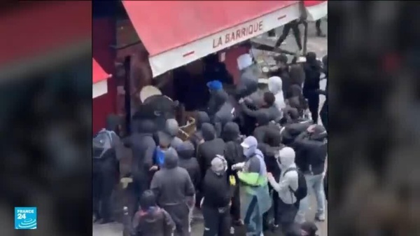 شقاء العمر يتحول إلى رماد أصحاب المتاجر في فرنسا يواجهون آثار النهب والدمار شقاء العمر يتحول إلى رماد أصحاب المتاجر في فرنسا يواجهون آثار النهب والدمار