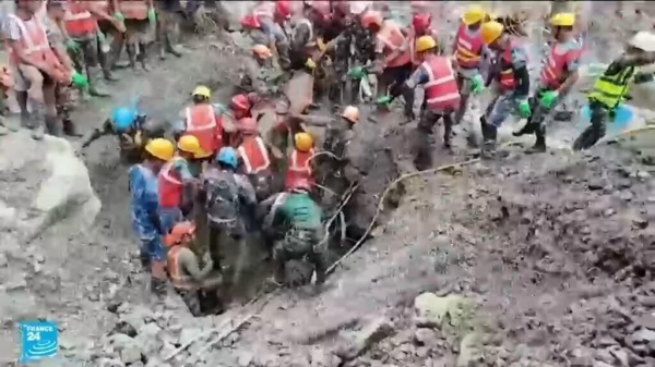 بعد أكثر من أسبوع على الكارثة إنقاذ عاملين من نفق غمرته الفيضانات في نيبال بعد أكثر من أسبوع على الكارثة إنقاذ عاملين من نفق غمرته الفيضانات في نيبال