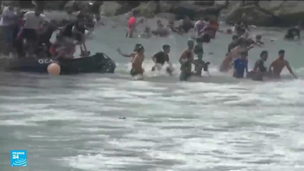 آلاف المهاجرين يتدفقون من المغرب إلى سبتة الإسبانية وتحركات لاحتواء الوضع آلاف المهاجرين يتدفقون من المغرب إلى سبتة الإسبانية وتحركات لاحتواء الوضع
