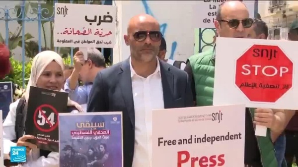 السلطات التونسية توقف صحافيا قبيل مشاركته في برنامج إذاعي السلطات التونسية توقف صحافيا قبيل مشاركته في برنامج إذاعي