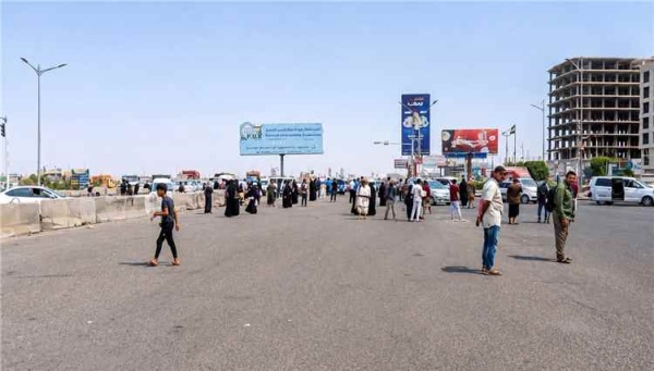 شاهد بالفيديو أزمة مواصلات خانقة في عدن وهذه مايحدث للمواطنين شاهد بالفيديو أزمة مواصلات خانقة في عدن وهذه مايحدث للمواطنين