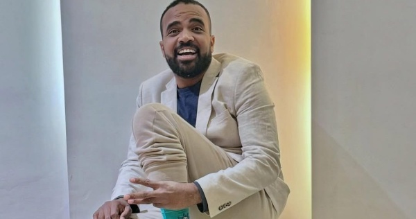 محمد باسو يعود إلى الدار البيضاء بعرض كوميدي جديد a toute أتوت