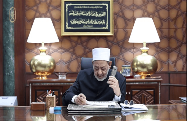 شيخ الأزهر يفاجئ طلابه باتصالات تهنئة ويواجه أسئلة مفاجئة فيديو شيخ الأزهر يفاجئ طلابه باتصالات تهنئة ويواجه أسئلة مفاجئة فيديو