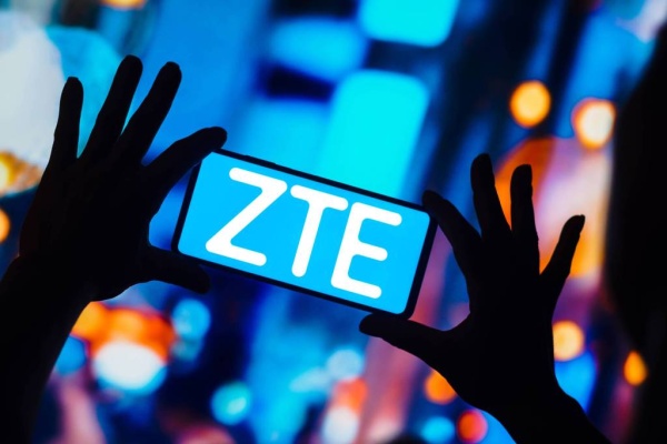 zte تتحدى آبل وسامسونغ بهاتف نحيف ومتطور