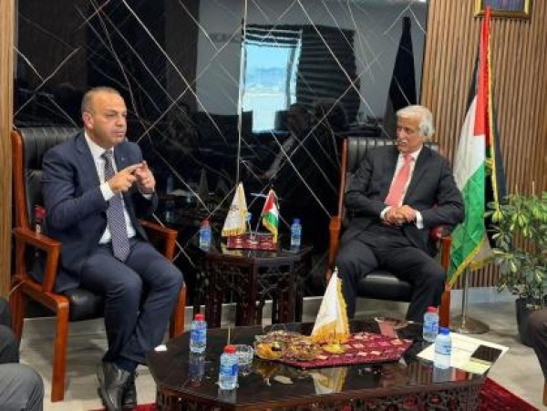 رئيس بلدية الخليل يبحث تعزيز التعاون المشترك مع رئيس المكتبة الوطنية الفلسطينية رئيس بلدية الخليل يبحث تعزيز التعاون المشترك مع رئيس المكتبة الوطنية الفلسطينية