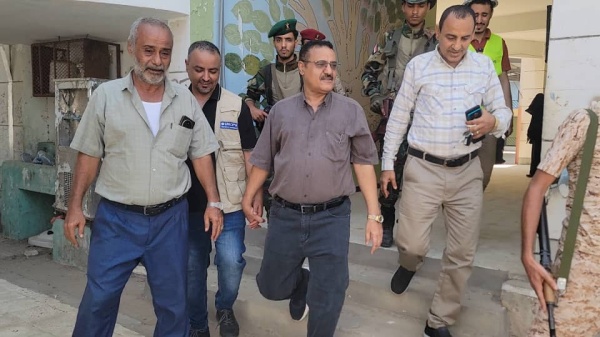 مدير عام البريقة يدشن تشغيل منظومات الطاقة الشمسية في مركز صحي ومدرستين