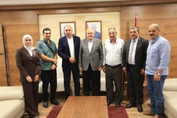 وزير الحكم المحلي يبحث مع رئيس بلدية برقين الاحتياجات التطويرية للمدينة وزير الحكم المحلي يبحث مع رئيس بلدية برقين الاحتياجات التطويرية للمدينة