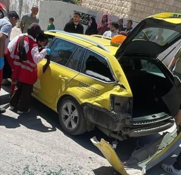 تضرر مركبة عمومية صدمتها آلية للاحتلال في ضاحية ذنابة شرق طولكرم