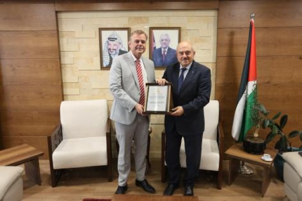 الوزير حجاوي ي شيد بجهود السفير الهولندي واسهاماته في تعزيز العلاقات بين البلدين