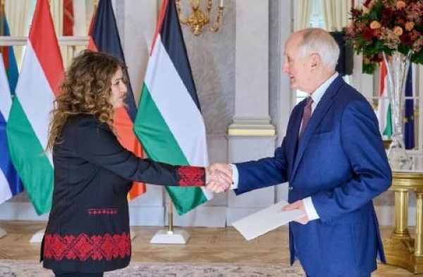 سفيرة دولة فسطين لدى المجر تقدم أوراق اعتمادها إلى الرئيس المجري سفيرة دولة فسطين لدى المجر تقدم أوراق اعتمادها إلى الرئيس المجري
