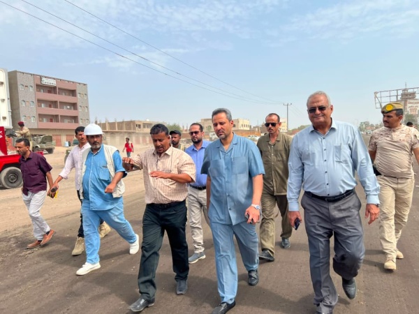 بتوجيهات وزير الأشغال ومتابعة محافظ لحج بدء أعمال سفلتة طريق الحوطة نوبة دكيم ضمن مشروع الصيانة الروتينية بتوجيهات وزير الأشغال ومتابعة محافظ لحج بدء أعمال سفلتة طريق الحوطة نوبة دكيم ضمن مشروع الصيانة الروتينية