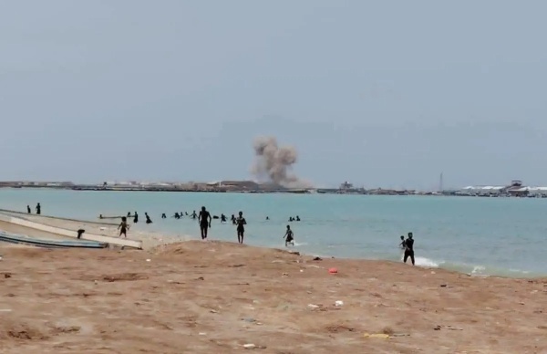 مليشيا الحوثي تستهدف الرصيف البحري في ميناء المخا بضربتين صاروخيتين