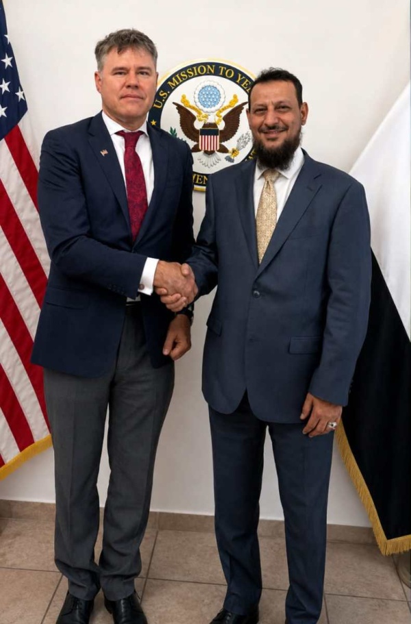 المحافظ شيخ يبحث مع القائم بأعمال السفير الأمريكي الاعتداءات الحوثية على الملاحة والأوضاع في العاصمة عدن المحافظ شيخ يبحث مع القائم بأعمال السفير الأمريكي الاعتداءات الحوثية على الملاحة والأوضاع في العاصمة عدن