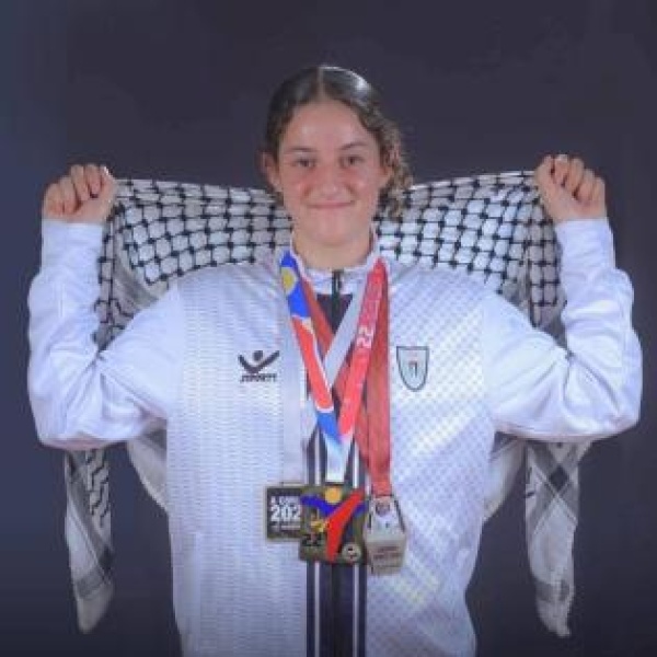 مريم بشارات ترفع علم فلسطين وحدها فمن يرفع عنها ثقل الطريق مريم بشارات ترفع علم فلسطين وحدها فمن يرفع عنها ثقل الطريق