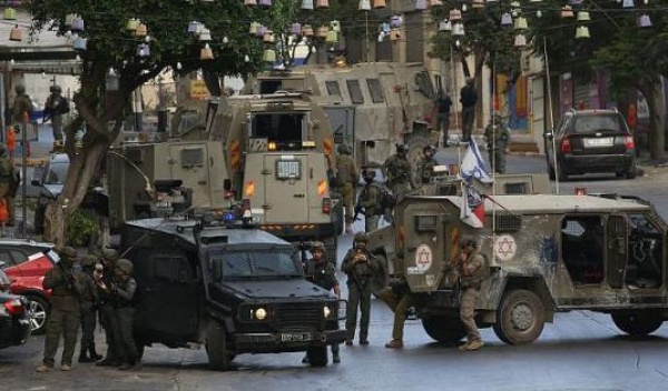 الاحتلال يداهم منازل في عناتا ويقتحم حزما شرق القدس الاحتلال يداهم منازل في عناتا ويقتحم حزما شرق القدس