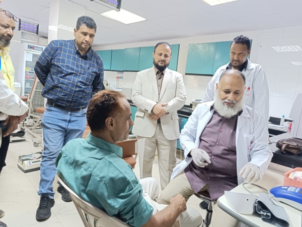 مدير عام المنصورة يدشن حملة للتبرع بالدم في مستشفى 22 مايو دعم ا للمرابطين في الجبهات مدير عام المنصورة يدشن حملة للتبرع بالدم في مستشفى 22 مايو دعم ا للمرابطين في الجبهات