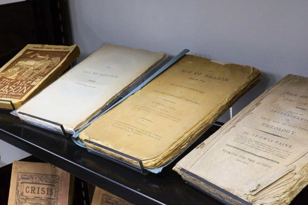آلاف الكتب النادرة مهددة بالانقراض من يشتريها ولماذا