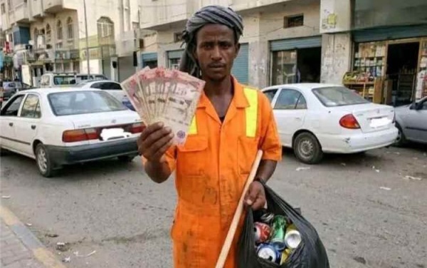 عامل نظافة في العاصمة عدن يعيد 1200 ريال سعودي لصاحبتها ويرفض مكافأة مالية عامل نظافة في العاصمة عدن يعيد 1200 ريال سعودي لصاحبتها ويرفض مكافأة مالية