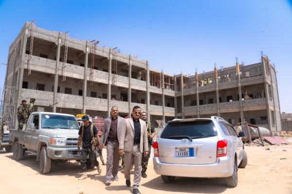 المحافظ بن الوزير يتفقد مستوى الإنجاز في مشروع مدرسة الأوائل بحي بن ثابت بمدينة عتق المحافظ بن الوزير يتفقد مستوى الإنجاز في مشروع مدرسة الأوائل بحي بن ثابت بمدينة عتق