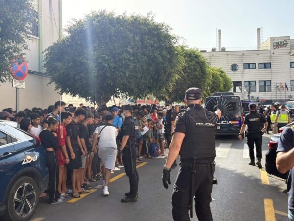 رئيس حكومة سبتة يدعو إلى احتجاز المهاجرين رئيس حكومة سبتة يدعو إلى احتجاز المهاجرين