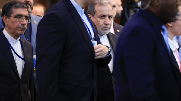 عراقجي يقول إنه يتوقع ردا أميركيا الثلاثاء على المقترح الإيراني لفتح مضيق هرمز