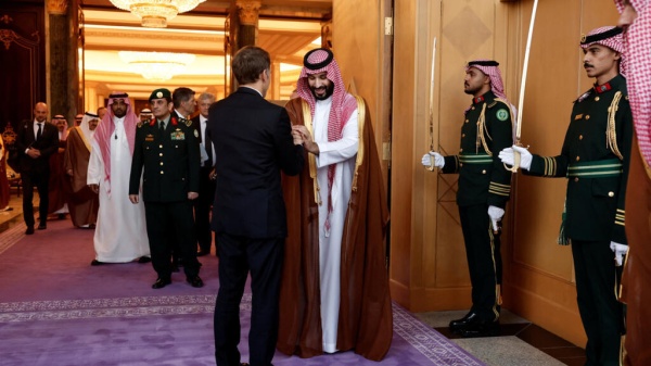 ماكرون يجري زيارة تضامنية مفاجئة إلى الرياض ماكرون يجري زيارة تضامنية مفاجئة إلى الرياض